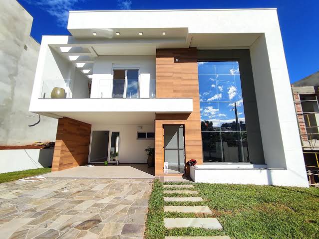 Fachada frontal de casa de alto padrão com pé-direito duplo