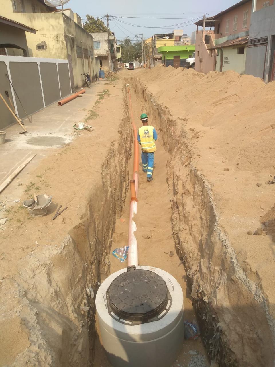 Obra de drenagem urbana com tubulação e poço de visita
