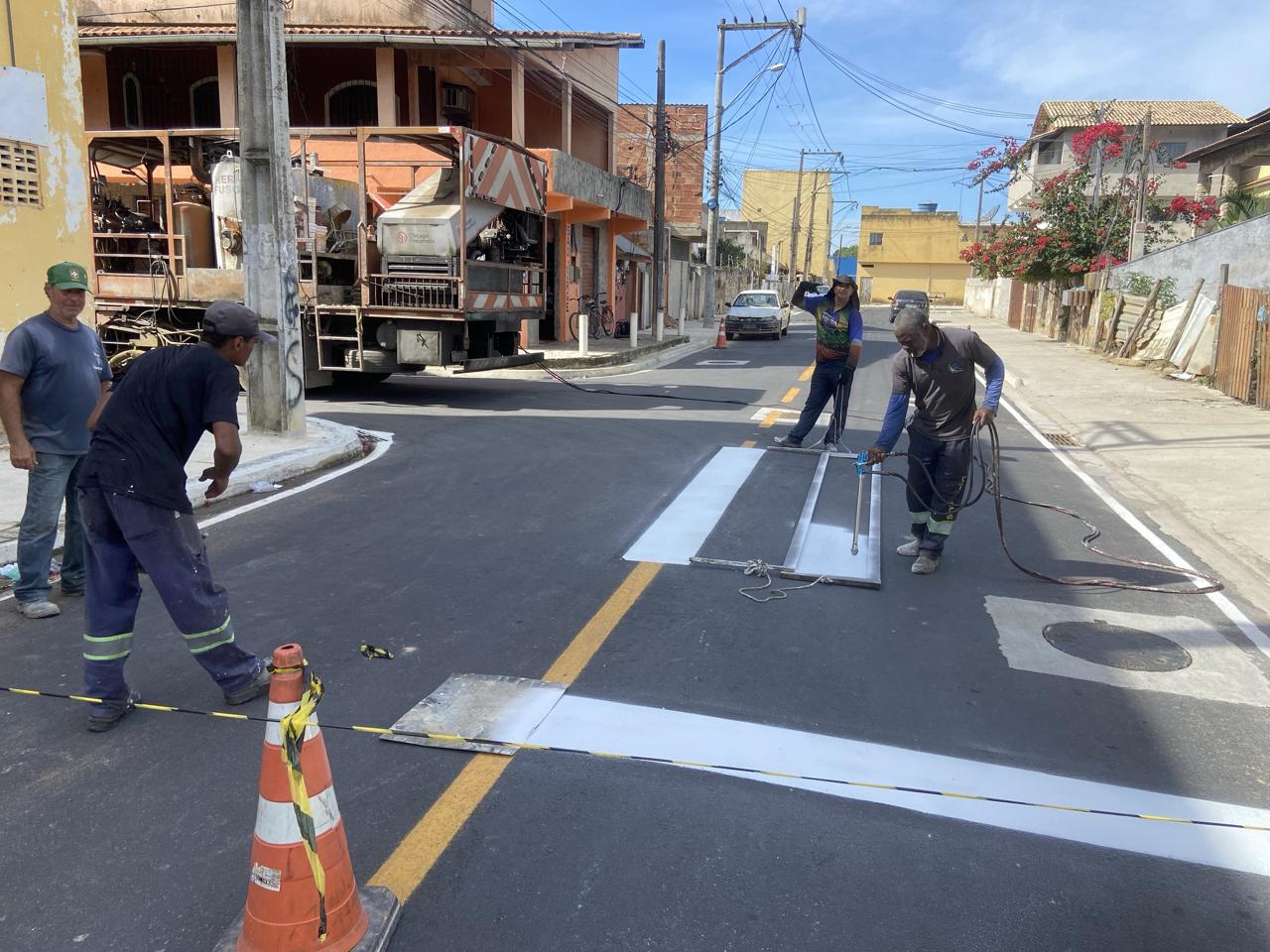 Pintura de faixas de pedestre em via urbana