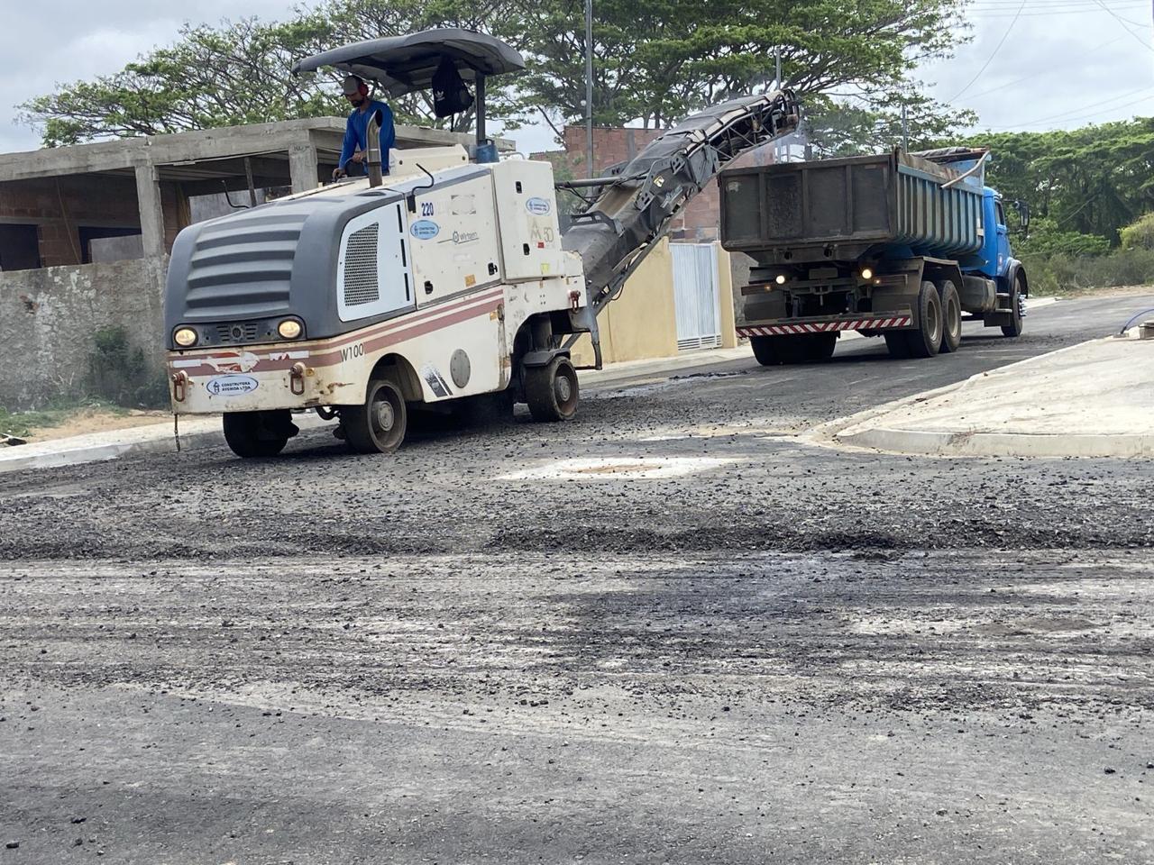 Fresagem de pavimento asfáltico com máquina Wirtgen