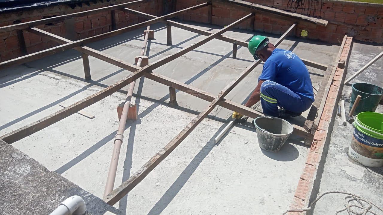 Colaborador Franvia executando reforço estrutural sobre a laje