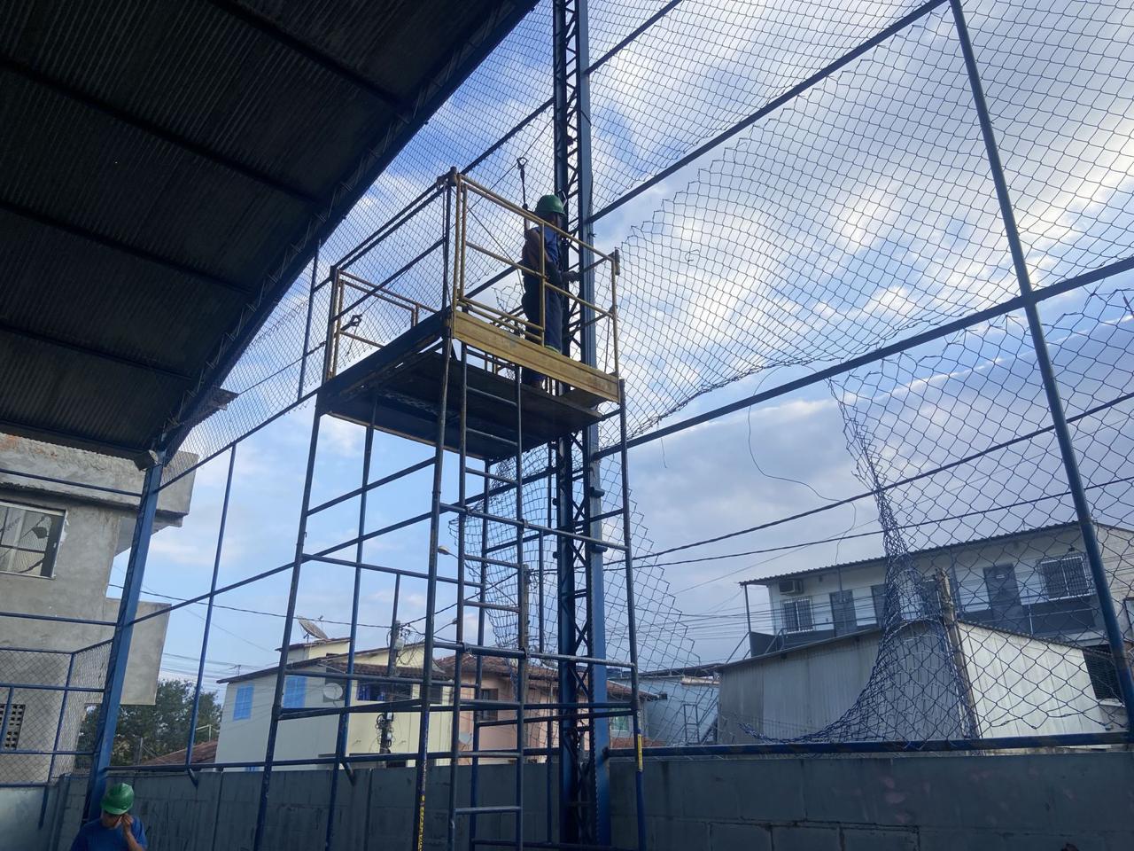 Instalação de alambrado e telas de proteção da quadra poliesportiva