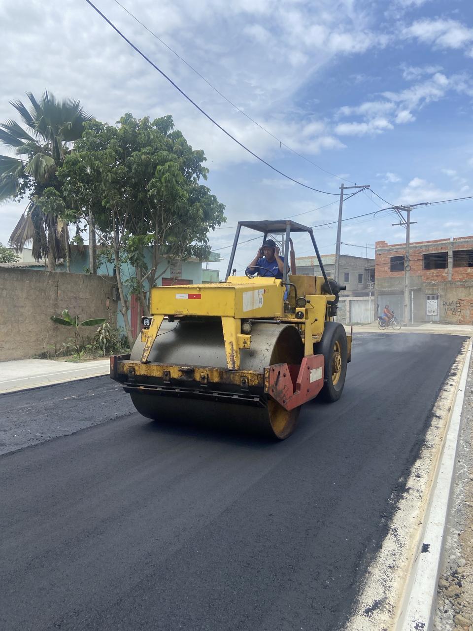 Compactação de pavimento asfáltico com rolo compressor