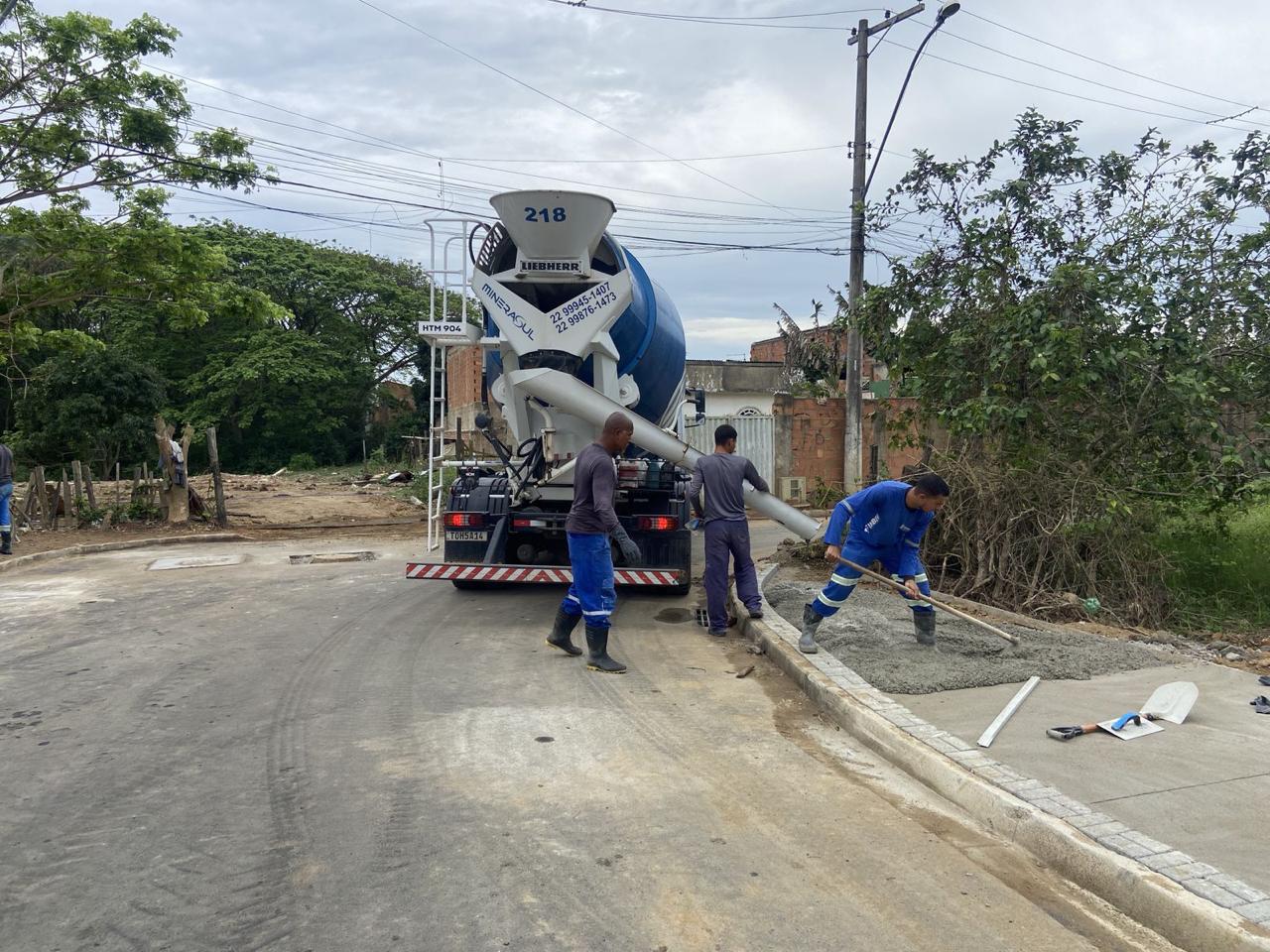 Execução de meio-fio e sarjeta com concreto usinado