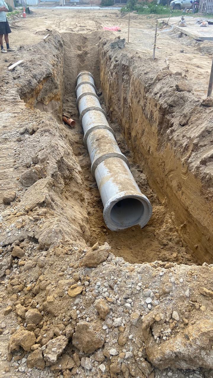 Assentamento de tubulação de concreto em vala