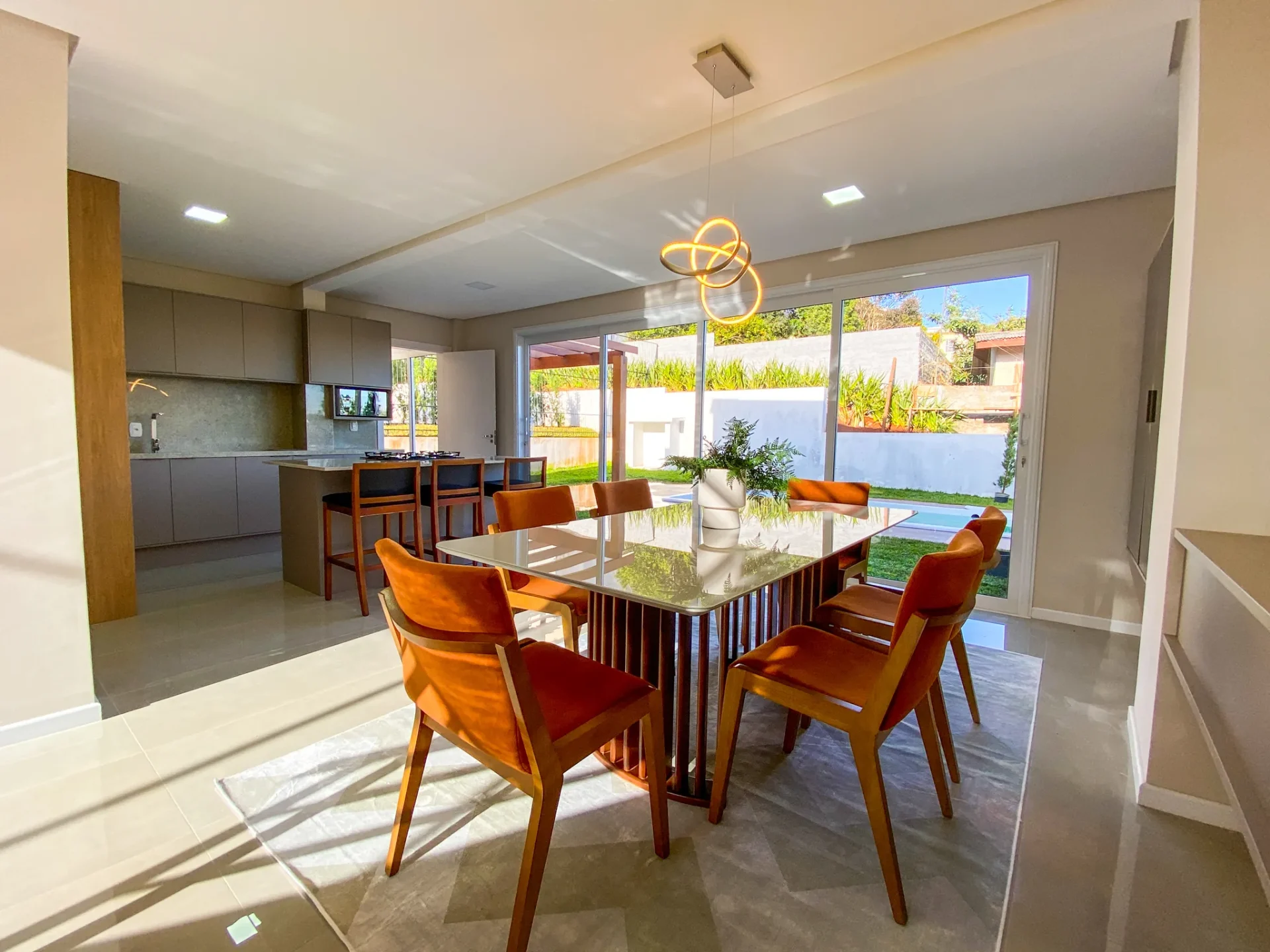 Sala de jantar integrada à cozinha com vista para o jardim