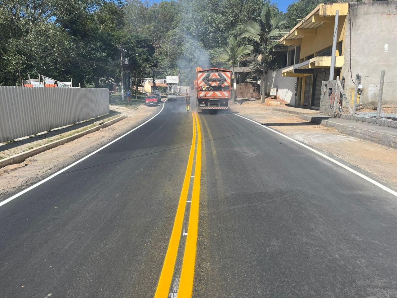Sinalização viária horizontal em via pavimentada