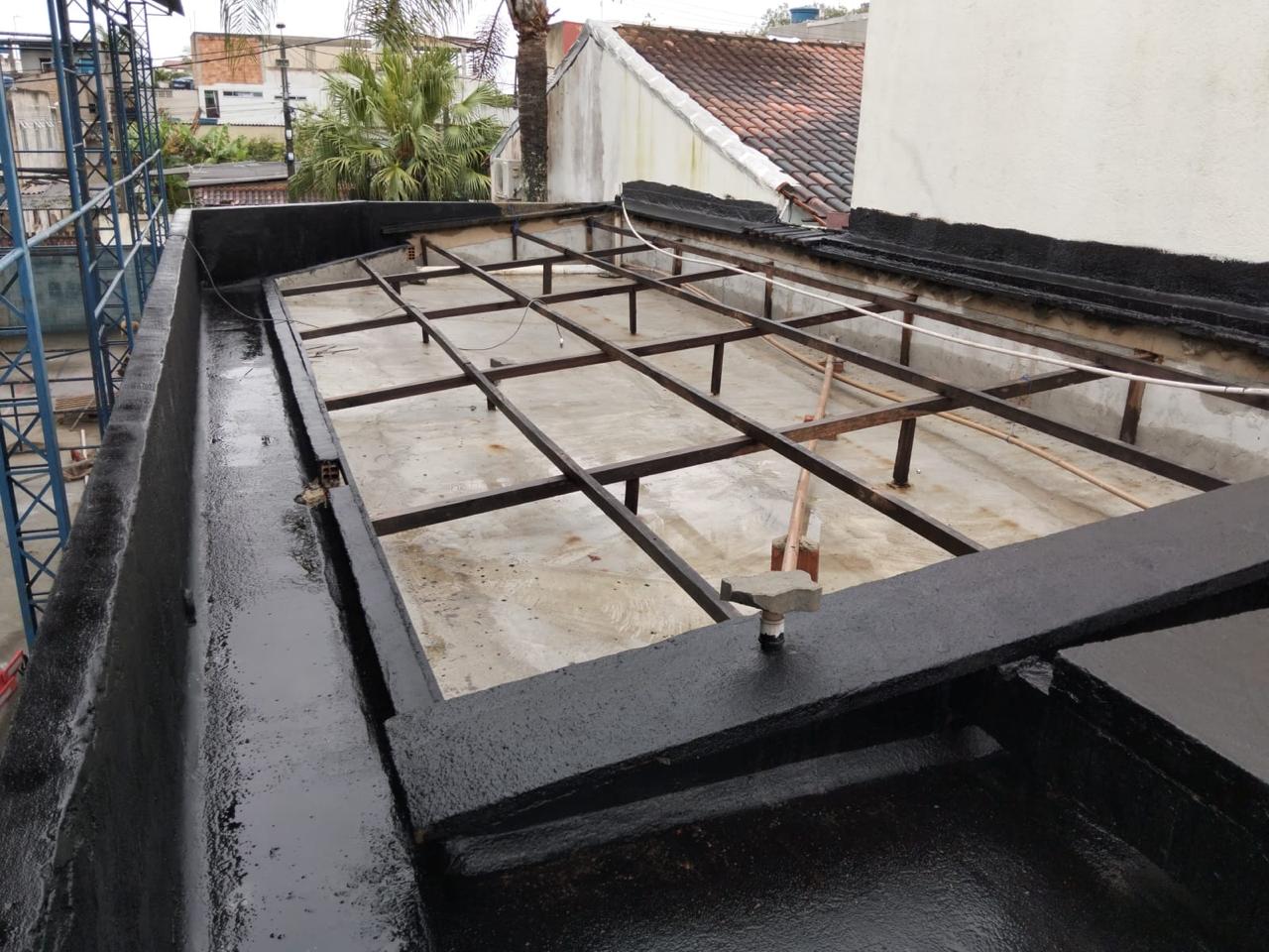 Estrutura metálica e impermeabilização da laje da quadra